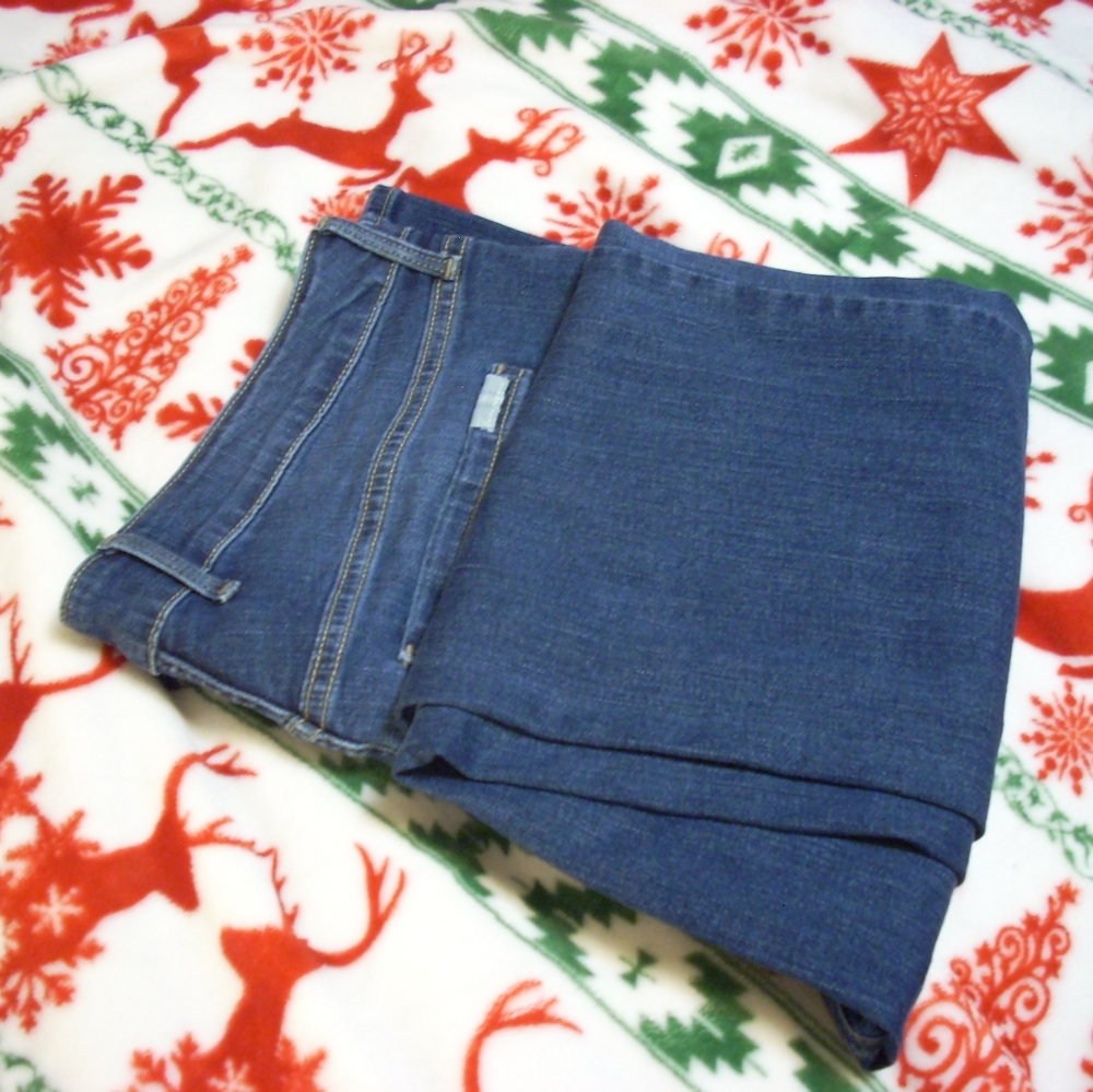 Eddie Bauer Mid-Rise Slightly Curvy Bootcut Jeans - Picture 3 of 5